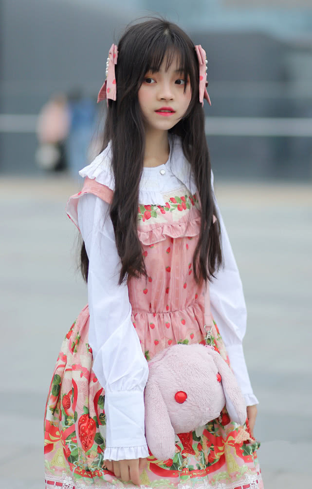 穿出门回头率超高,但lo娘们仍旧抑制不住自己的喜爱之情,就比方街拍的