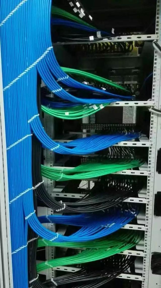 弱电工程机柜理线施工图片展示