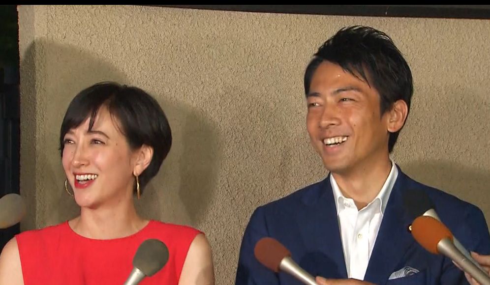 父亲是元首相小泉纯一郎,哥哥是演员小泉孝太郎.