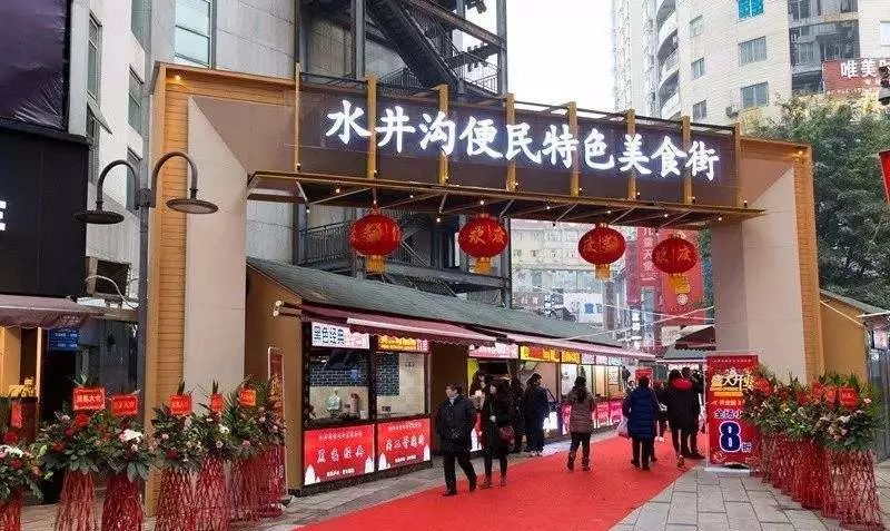 水井沟美食街大多是各种小吃和饮品小店,大串,烤蹄,鱿鱼,寿司,鲜榨