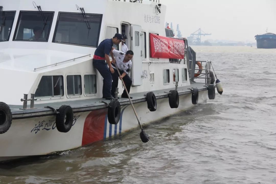 江阴海事局查处首起内河锚泊船舶向长江倾倒垃圾的违法行为