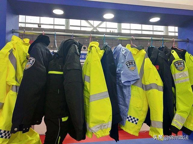 最新警車警用無人機警服巡邏機器人曝光