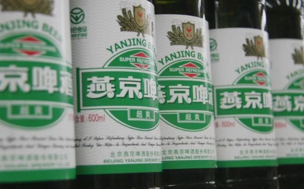 在《老炮儿》中,六爷三两口一罐燕京下肚,据说并不是广告植入,而是