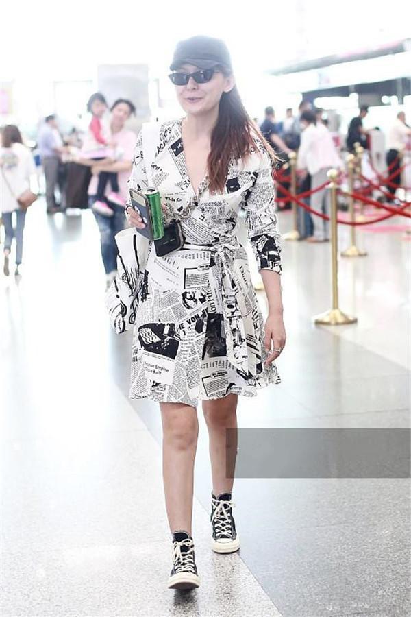 原创热依扎再次美成人群焦点!报纸裙搭帆布精致减龄,好好穿衣就对了