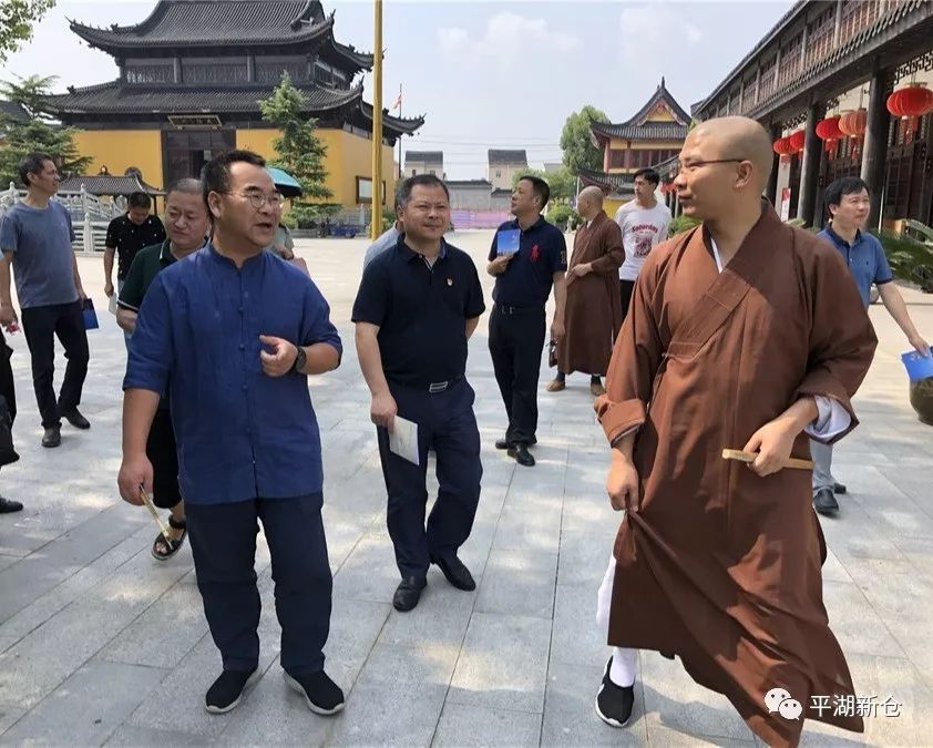 调研组一行在法华禅寺监院常林法师的陪同下,实地察看了大雄宝殿,天王