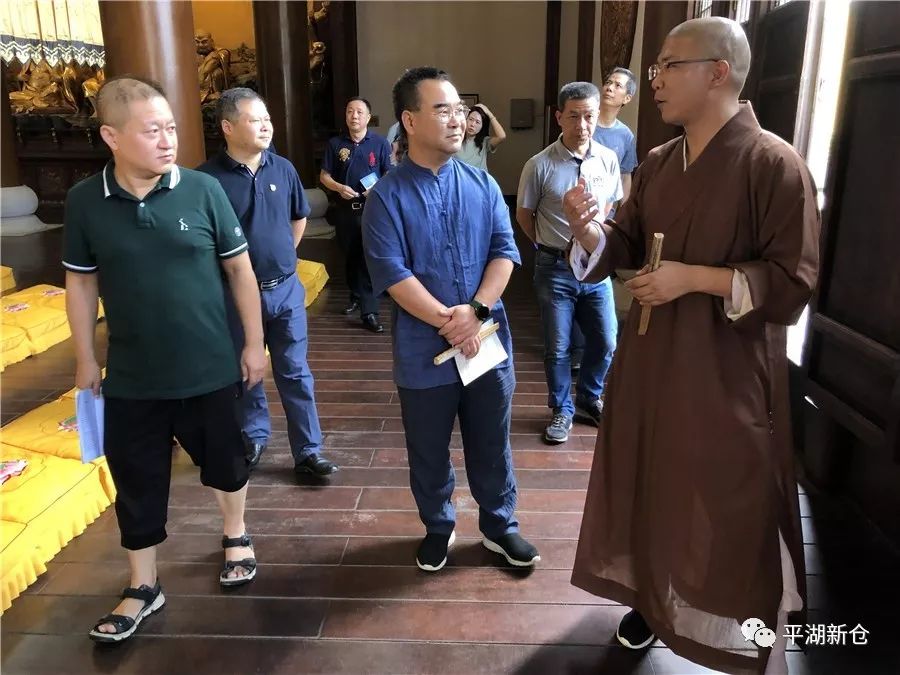 调研组一行在法华禅寺监院常林法师的陪同下,实地察看了大雄宝殿,天王