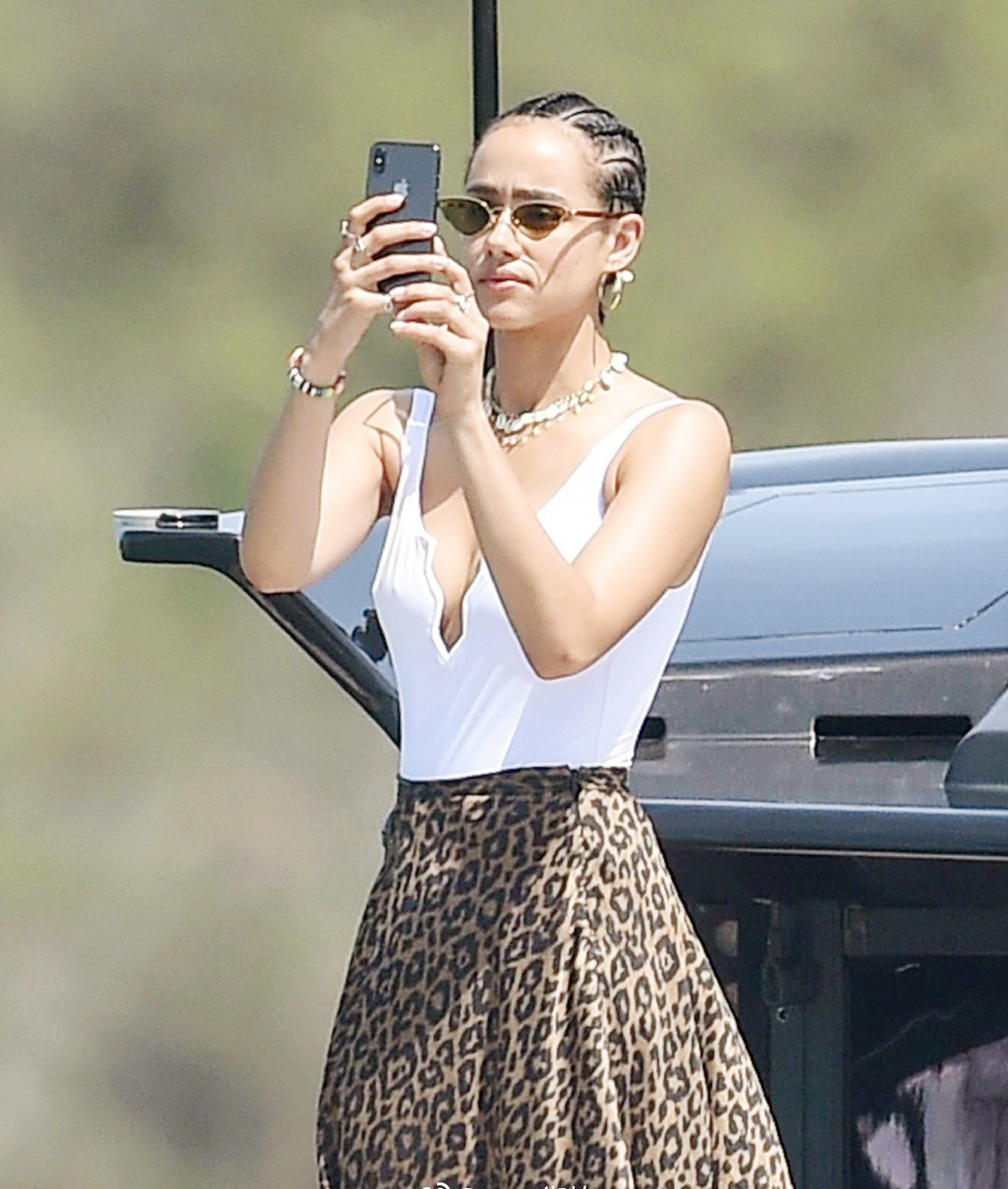 《权力的游戏》弥桑黛泳装上线,穿出龙妈视角,被翻译事业耽误