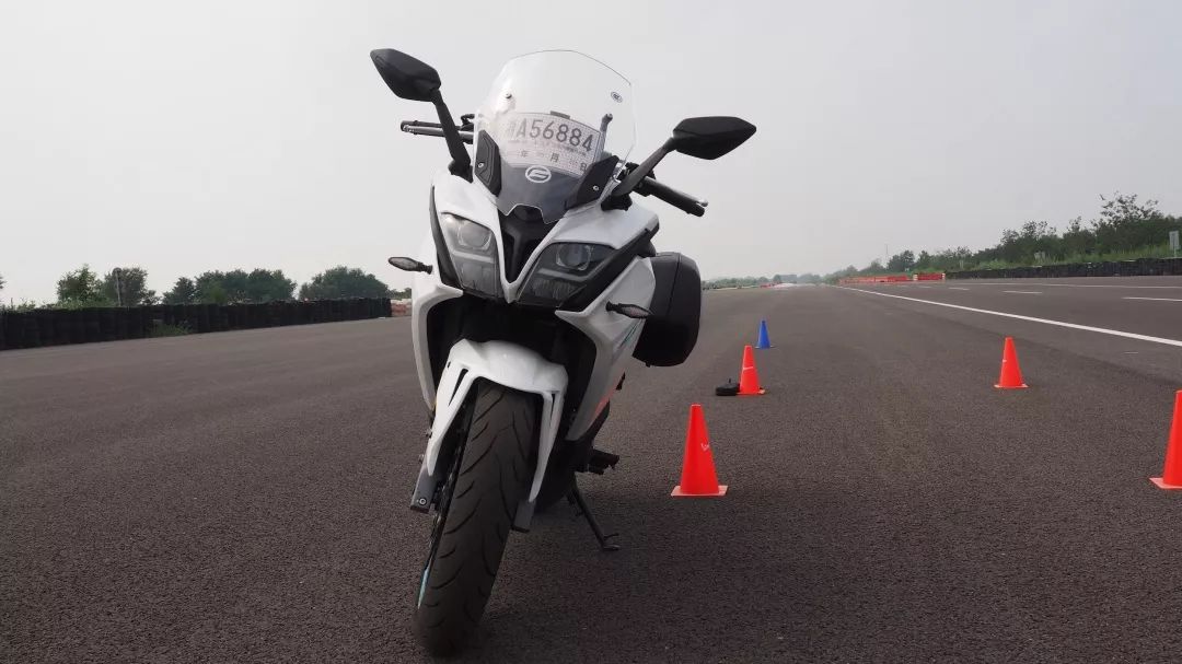 中国摩托车联合测评春风650gt进化的国产大排