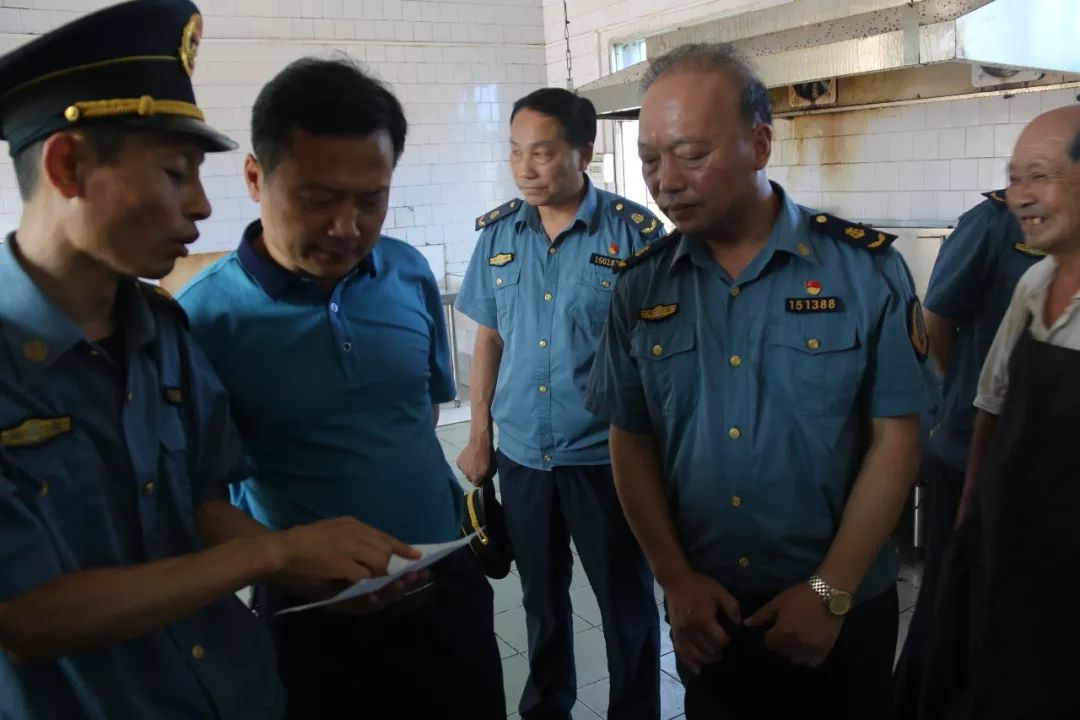 胡俊峰一行慰问信阳市直超限检测站执法人员