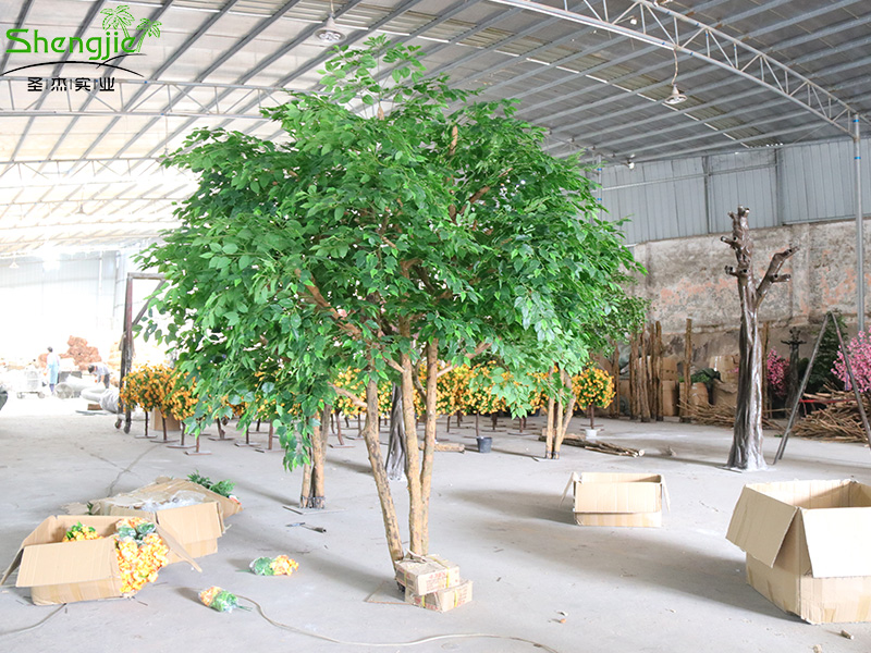 绿植,仿真植物墙,仿真盆栽,仿真小树等等,有着多方面的选择,室外的