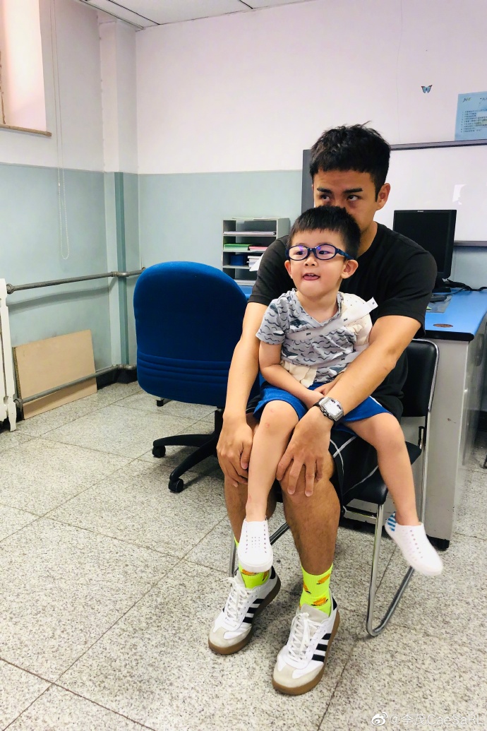 原创李茂儿子胳膊摔骨裂摘除支架,暖暖手臂裹着纱布和支架让人心疼