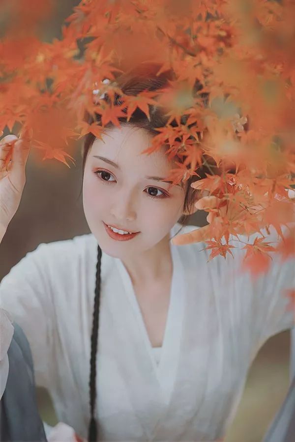 作品风格唯美清新,擅长古风视频拍摄,坐标杭州的90后古风摄影师,知竹