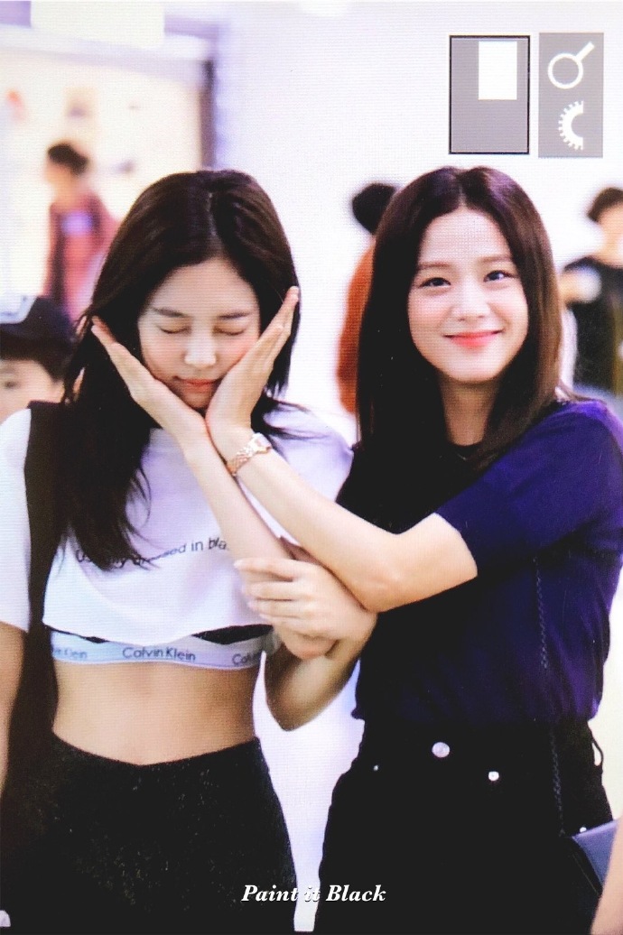 姐姐line又在机场玩起来了~智秀给jennie做起了可爱捧花