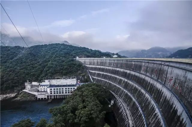 响洪甸水库水净清如许山碧待君来