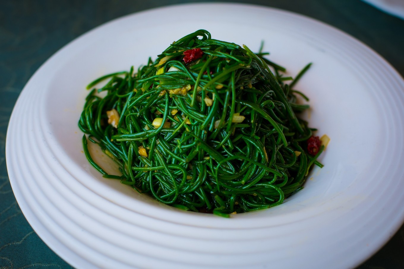 凉拌沙葱手撕鸡很多地方都有,但是这里的味道不一样哟,值得推荐.