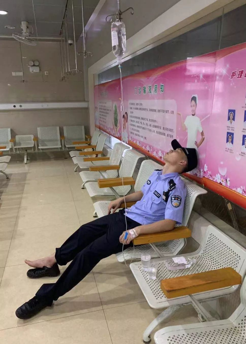 这是一条很痛很痛的推送慎点民警为救翻车老农受伤