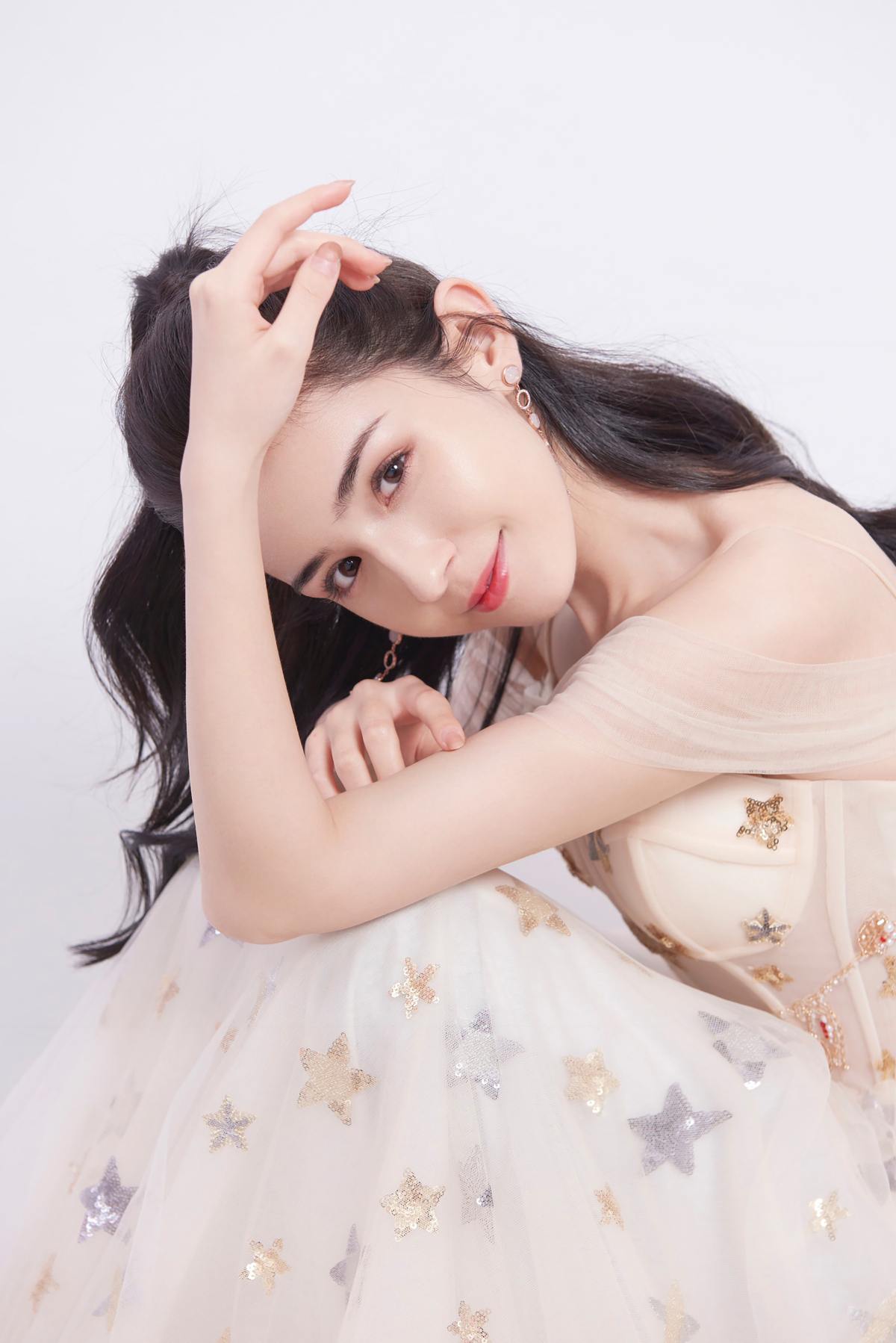 昨日,泰洋川禾新人演员哈妮克孜在个人社交平台发布了一组自己的最新