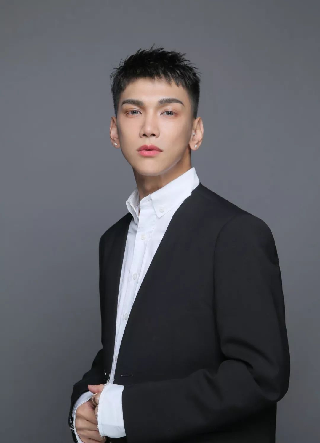 他就是@仙姆samchack——仿妆男神sam 老师!