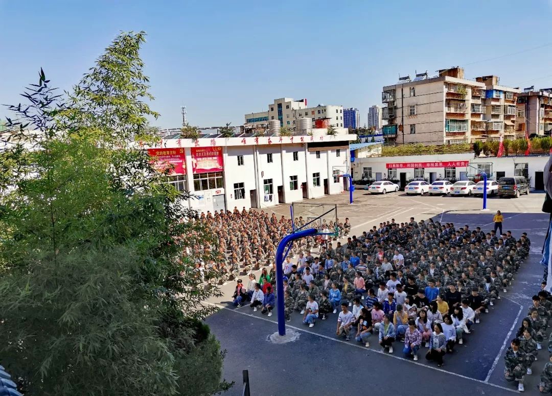 军事化管理封闭式特色教学才是复读生高配_仁德