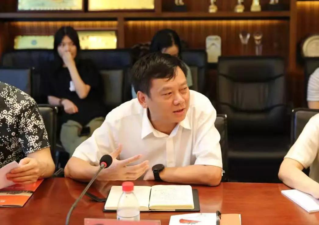 重庆江北区委常委统战部部长郑学伦莅临53加盟网调研指导工作