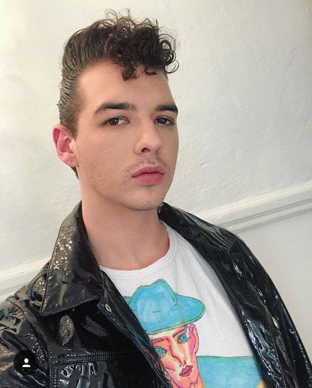 说回violet chachki,他是这个节目第七季的冠军,本名叫jason dardo,是