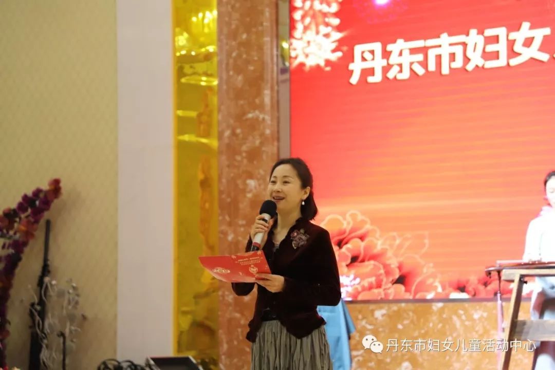 历任丹东电视台"记者观察"节目记者,主持人;"政风行风直通车"节目制片