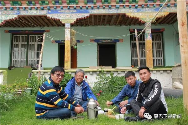 西北民族大学扎西才让教授,于1956年出生在青海省同德县卡岗村.