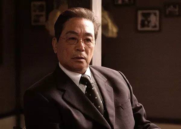 向哲浚—曾江 饰向哲浚曾担任上海第一特区法院首席检察官,后被任命为