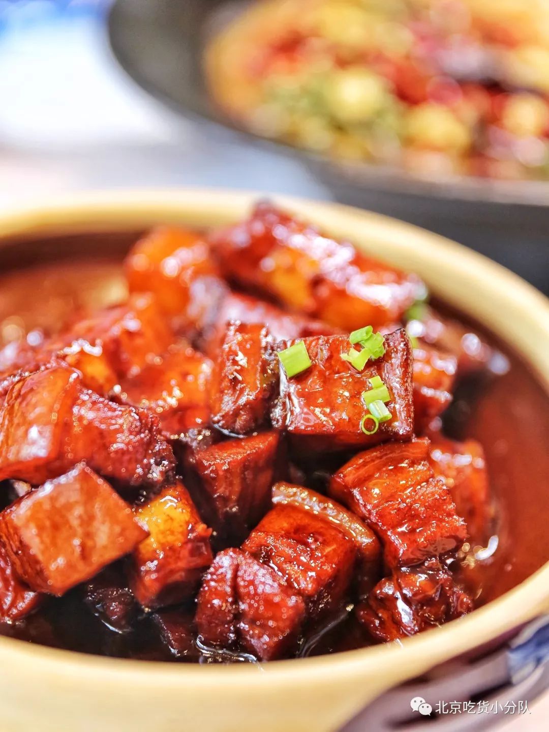 【红烧土猪肉】选用皖南黑猪肉,采用传统烧制的方法制作,是每桌都必点