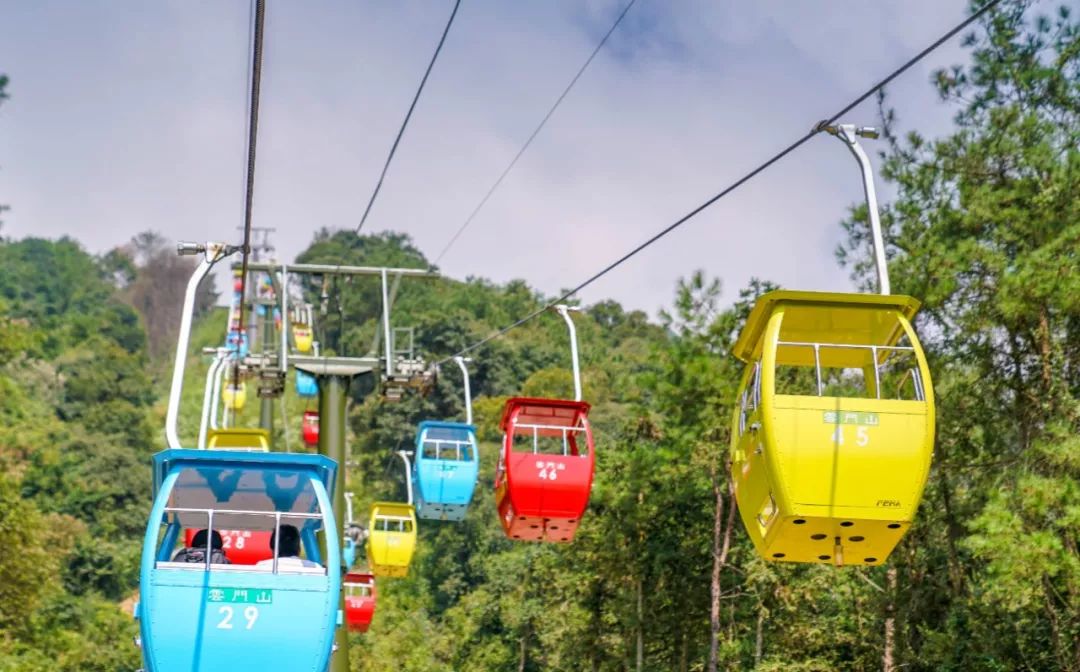 建议坐五彩斑斓的观光缆车上去若想悠然自得地观赏周边景色如入仙境