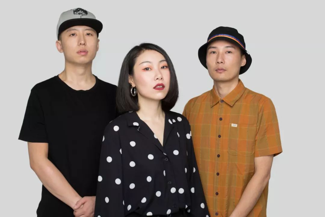 完美倒立乐队:来自重庆的独立乐队,成立于 2016年 夏天.