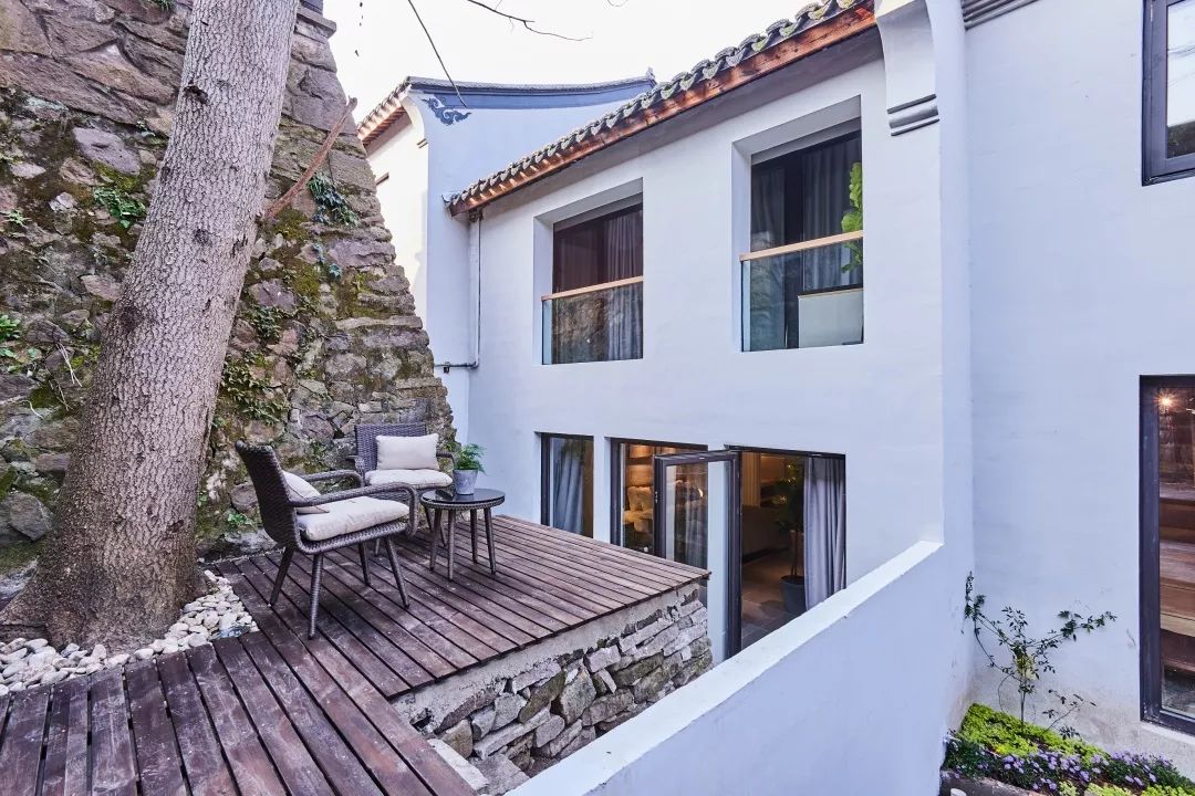 这次台风中,三抚一宅的达到水位两米多,民宿一楼淹没在洪水中,保守