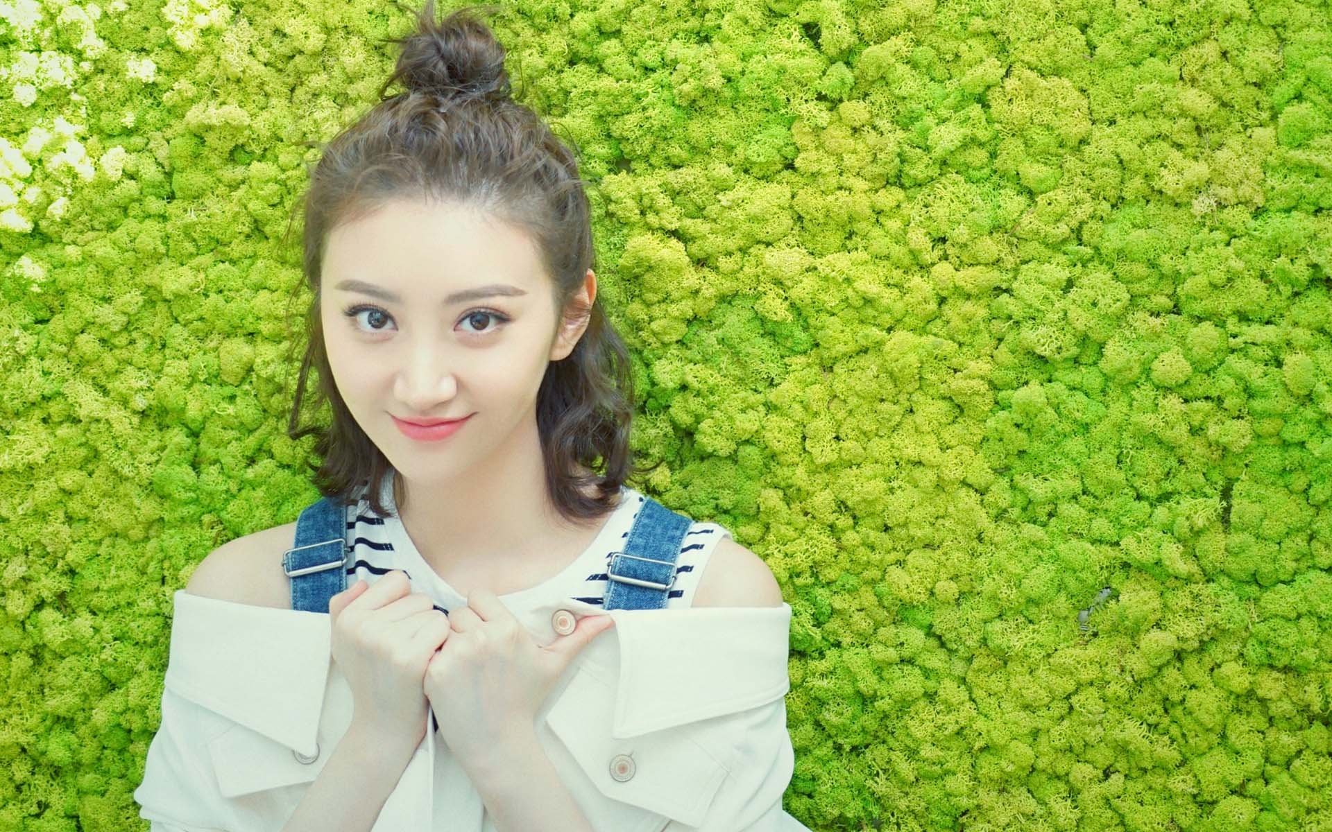 景甜的日常!丸子头显甜美,网友:把衣服拉到肩上