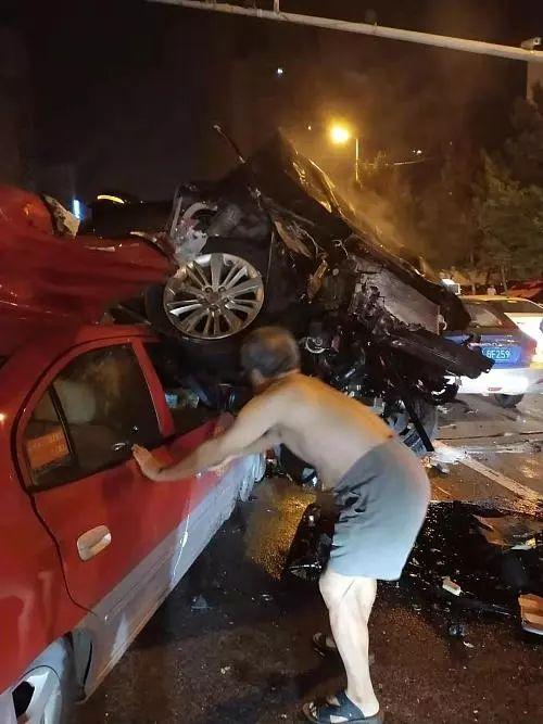 凌晨,沈阳这辆车发飙!先追尾又骑在了对面出租车上,无辜乘客受伤