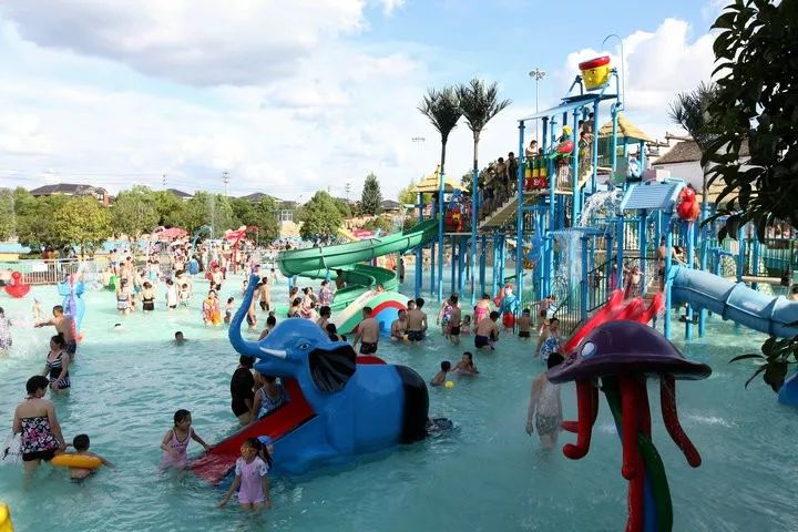 南马水上乐园有水世界和大型游乐场两部分.