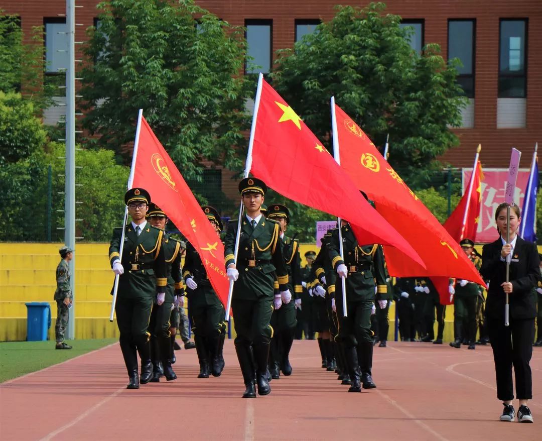 我们是长安大学护旗手时刻为国旗站岗