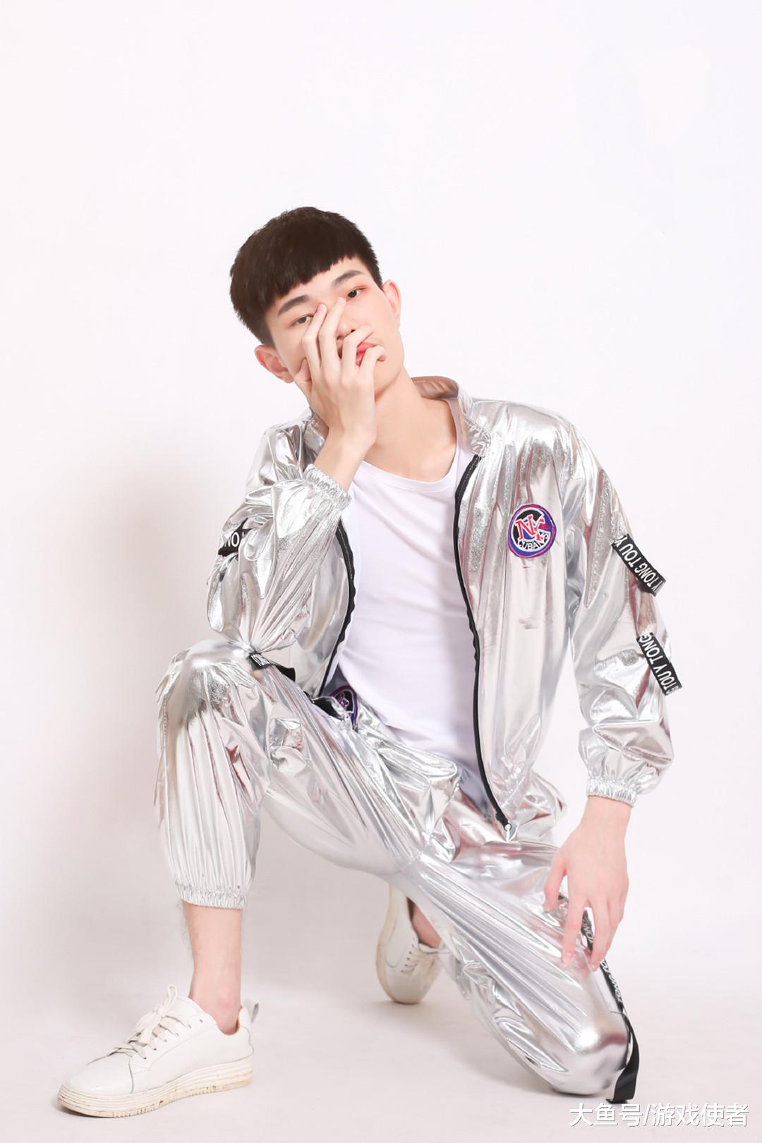 虎牙午间和平精英一哥诞生鲨鱼哟大中午开播也有200多万热度