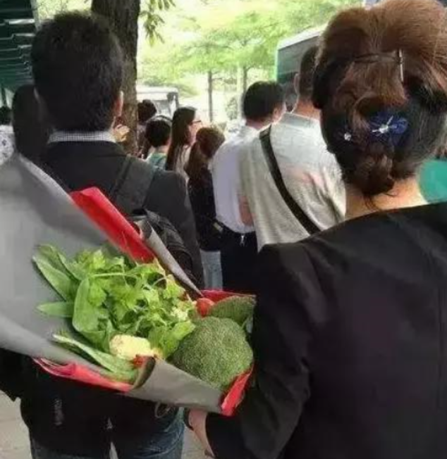 搞笑gif小伙子人家送玫瑰你送西兰花怪不得被妹子揍