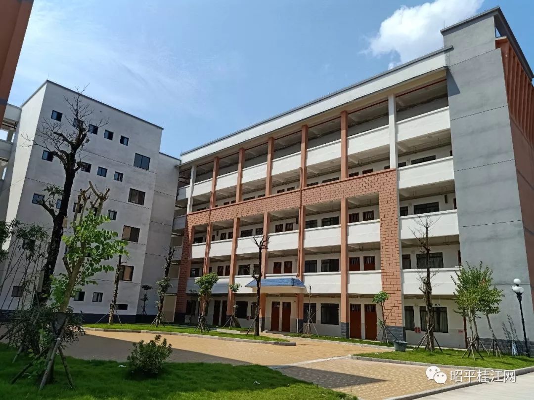 定了昭平四中学生8月31日到新校区报名注册新校区真漂亮