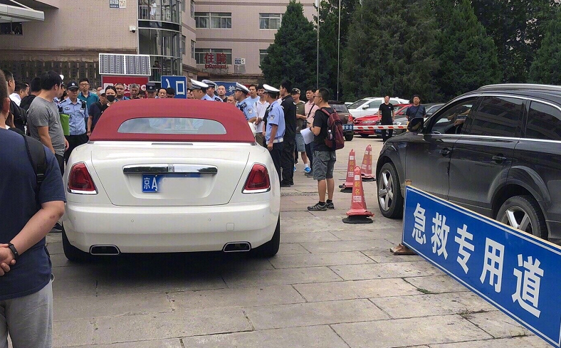 劳斯莱斯堵医院应急车道前后态度天壤之别如今为何准备卖车