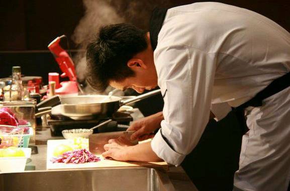 有一种幸福叫:我做饭你泡茶_男人