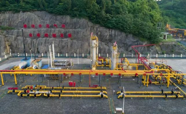 涪人涪事不懈奋斗让红旗在气田高高飘扬