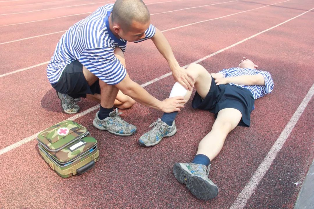 兵哥示范教你如何应对肌肉拉伤