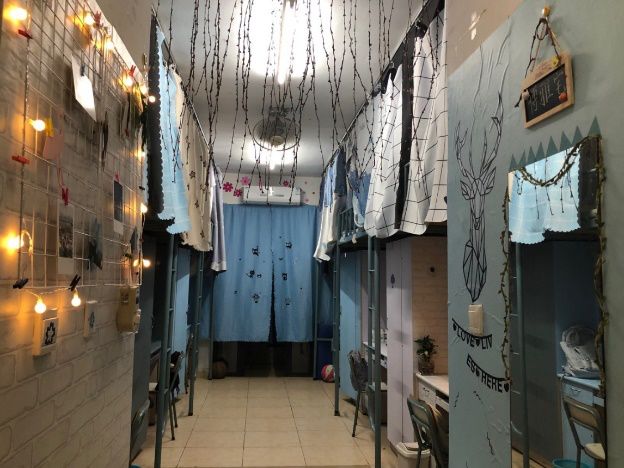 两个上下铺,有独立卫浴,有空调,有风扇,阳台看了宿舍介绍是不是对大学