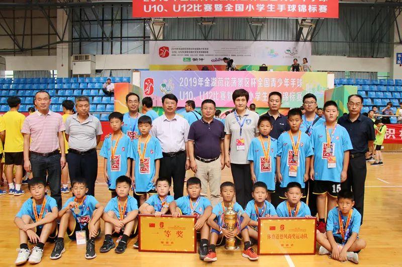 凤阳县西华路小学男子手球乙队在比赛中荣获u10男子组亚军.