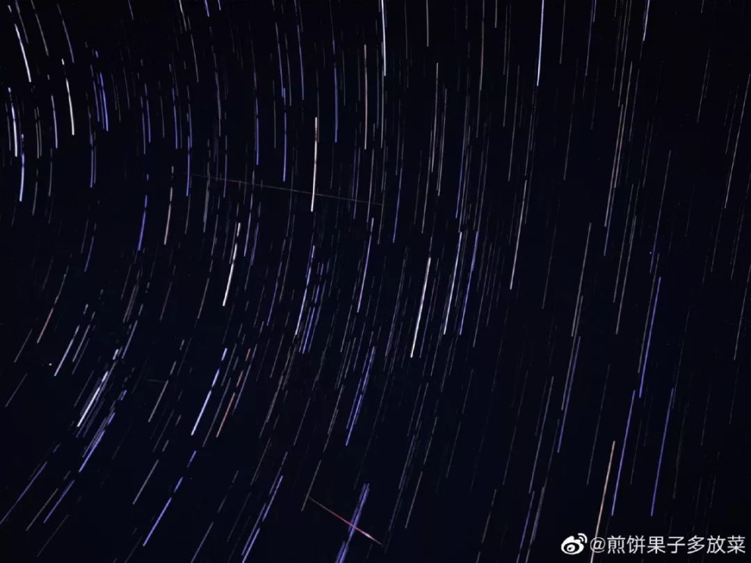 近期的乐山城简直美到爆一会儿仙气茫茫一会儿流星云集