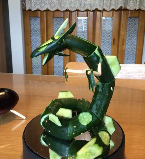 日本网友用黄瓜做了个裂空座想起之前用黄瓜做机器人的