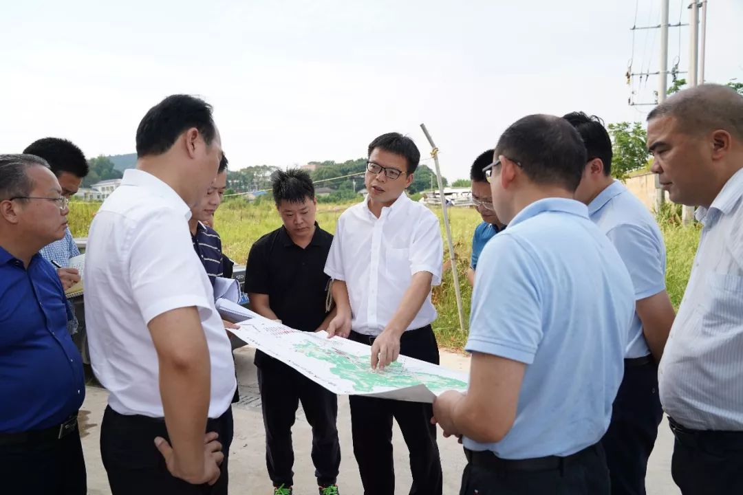 8月15日,区委书记周志凯率队来到莲花镇,实地调研满帮华中智慧物联港