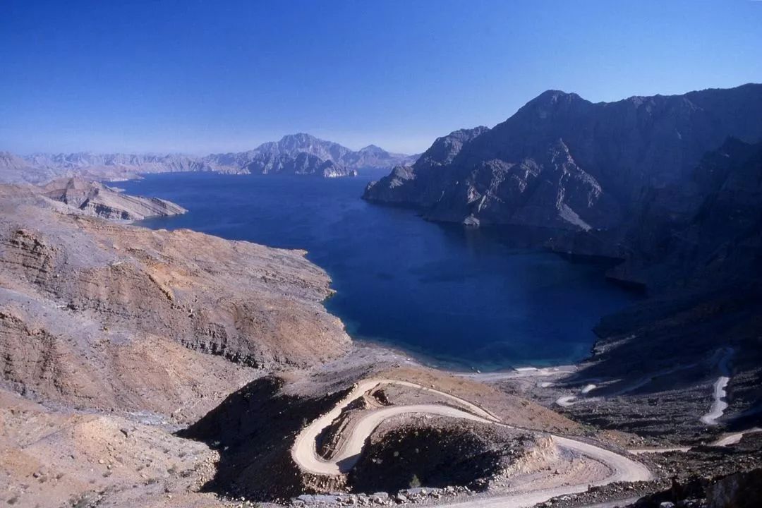 又被称为"阿拉伯半岛的挪威",这里有其高耸的山脉和清澈明亮的峡湾