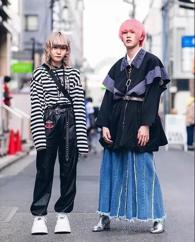 甚至有时候会模仿着qq秀里的杀马特非主流穿搭,行走在街上,自认为自己